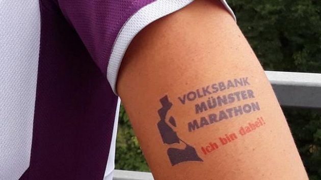 Tohle tetování je nalepovací, doživotní startovné zdarma vám zajistí až to trvalé. Tohle tetování je nalepovací, doživotní startovné zdarma vám zajistí až to trvalé.