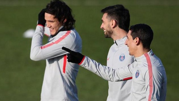 Fotbalisté Paris Saint-Germain (zleva Edinson Cavani, Javier Pastore a Ángel Di María) na tréninku před úterním osmifinále Ligy mistrů. Fotbalisté Paris Saint-Germain (zleva Edinson Cavani, Javier Pastore a Ángel Di María) na tréninku před úterním osmifinále Ligy mistrů.