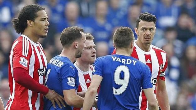 Emoce patří k vyrovnanému duelu. Jamie Vardy v rozmíšce s José Fontem. Emoce patří k vyrovnanému duelu. Jamie Vardy v rozmíšce s José Fontem.