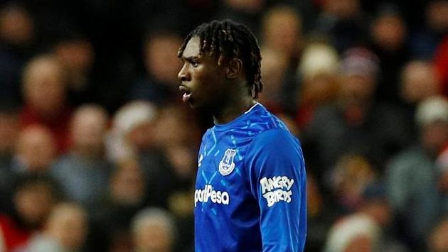 Udivený fotbalista Evertonu Moise Kean míří ze hřiště během utkání 17. kola Premier League proti Manchesteru United. Udivený fotbalista Evertonu Moise Kean míří ze hřiště během utkání 17. kola Premier League proti Manchesteru United.