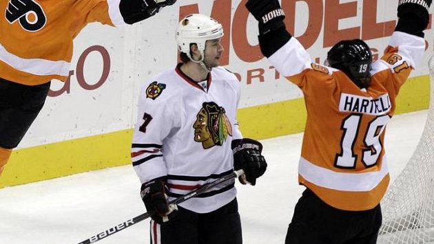 Hokejisté Chicaga získali v NHL po otevření trhu s volnými hráči tři posily, po jedné na každý post. Hokejisté Chicaga získali v NHL po otevření trhu s volnými hráči tři posily, po jedné na každý post.