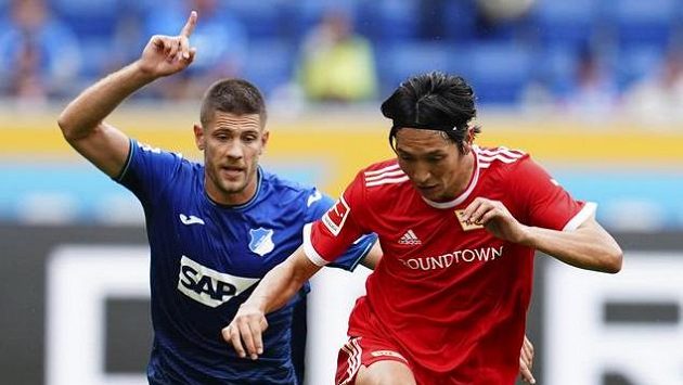 Fotbalista Hoffenheimu Andrej Kramarič (vlevo) a fotbalista Unionu Genki Haraguchi. Fotbalista Hoffenheimu Andrej Kramarič (vlevo) a fotbalista Unionu Genki Haraguchi.