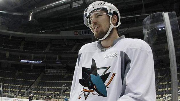 Centr Logan Couture ze San Jose se ostře pustil do hvězdy Pittsburghu Sidneyho Crosbyho. Centr Logan Couture ze San Jose se ostře pustil do hvězdy Pittsburghu Sidneyho Crosbyho.