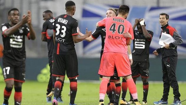 Fotbalisté Rennes i s brankářem Tomášek Koubkem (zády) slaví vítězství 3:1 nad Marseille. Fotbalisté Rennes i s brankářem Tomášek Koubkem (zády) slaví vítězství 3:1 nad Marseille.