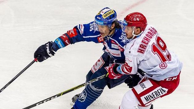 Zleva Jaromír Jágr z Kladna a Patrik Hrehorčák z Třince. Zleva Jaromír Jágr z Kladna a Patrik Hrehorčák z Třince.