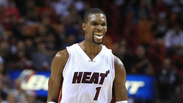 Basketbalista Miami Heat Chris Bosh se raduje z tříbodového koše proti Torontu. Basketbalista Miami Heat Chris Bosh se raduje z tříbodového koše proti Torontu.