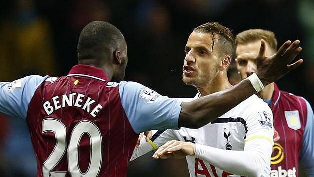 Christian Benteke (vlevo) z Aston Villy v hádce s Robertem Soldadem z Tottenhamu. Christian Benteke (vlevo) z Aston Villy v hádce s Robertem Soldadem z Tottenhamu.