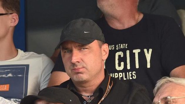 Liberecký trenér Jindřich Trpišovský (třetí zprava) sleduje z tribuny odvetu s Larnakou. Liberecký trenér Jindřich Trpišovský (třetí zprava) sleduje z tribuny odvetu s Larnakou.