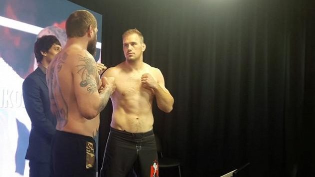 Alexandr Jemeljaněnko (zády) a Viktor Pešta na vážení před zápasem. Alexandr Jemeljaněnko (zády) a Viktor Pešta na vážení před zápasem.