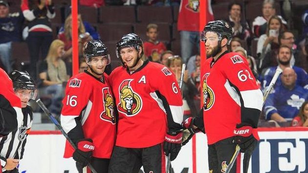 Bobby Ryan (druhý zprava) se raduje se spoluhráči z Ottawy z branky. Bobby Ryan (druhý zprava) se raduje se spoluhráči z Ottawy z branky.