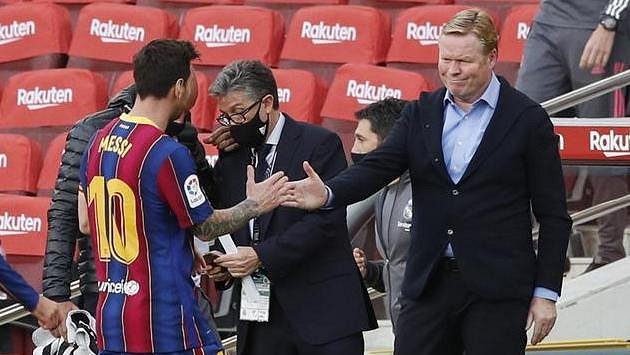 Kouč Barcelony Ronald Koeman (vpravo) a Lionel Messi po prohraném zápase v El Clásicu Kouč Barcelony Ronald Koeman (vpravo) a Lionel Messi po prohraném zápase v El Clásicu