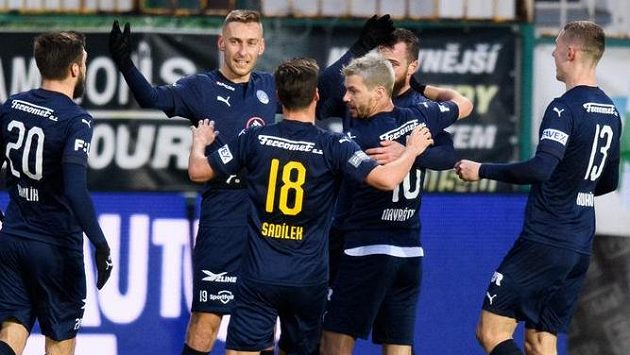 Jan Kalabiška ze Slovácka (druhý zleva) oslavuje se spoluhráči gól na 1:0 Jan Kalabiška ze Slovácka (druhý zleva) oslavuje se spoluhráči gól na 1:0
