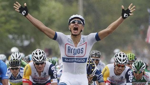 Němec Marcel Kittel slaví vítězství v 1. etapě Tour de France. Němec Marcel Kittel slaví vítězství v 1. etapě Tour de France.