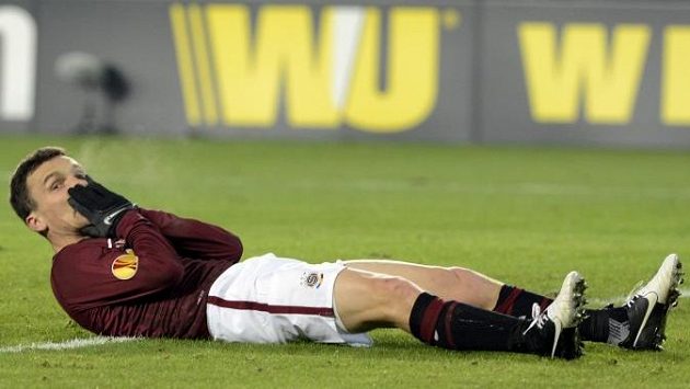 Sparťan David Lafata zpytuje svědomí po neproměněné šanci proti Chelsea. Sparťan David Lafata zpytuje svědomí po neproměněné šanci proti Chelsea.