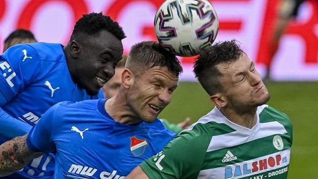 Zleva Muhammed Sanneh a Martin Fillo (oba z Ostravy) a Tomáš Necid z Bohemians. Zleva Muhammed Sanneh a Martin Fillo (oba z Ostravy) a Tomáš Necid z Bohemians.