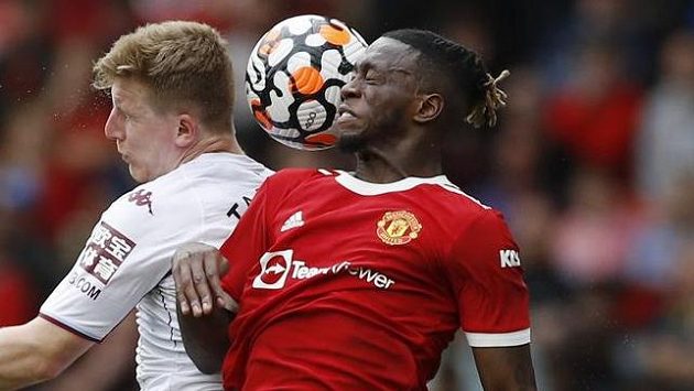 Aaron Wan-Bissaka (vpravo) dostal od UEFA dvouzápasový trest za vyloučení v utkání Ligy mistrů proti Young Boys Bern Aaron Wan-Bissaka (vpravo) dostal od UEFA dvouzápasový trest za vyloučení v utkání Ligy mistrů proti Young Boys Bern