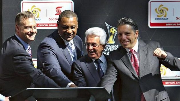 Prezident CONCACAF Jeffrey Webb (třetí zprava) zřejmě bude vydán do USA. Prezident CONCACAF Jeffrey Webb (třetí zprava) zřejmě bude vydán do USA.