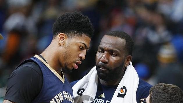 Anthony Davis (vlevo) byl přes zdravotní problémy strůjcem vítězství basketbalistů New Orleans v Denveru. Vpravo Kendrick Perkins. Anthony Davis (vlevo) byl přes zdravotní problémy strůjcem vítězství basketbalistů New Orleans v Denveru. Vpravo Kendrick Perkins.