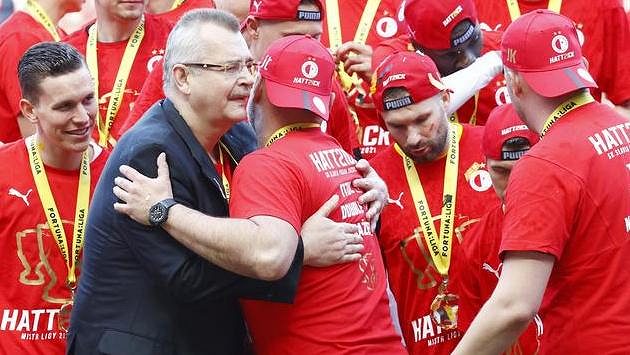Jaroslav Tvrdík děkuje Jindřichovi Trpišovskému za další titul... Jaroslav Tvrdík děkuje Jindřichovi Trpišovskému za další titul...