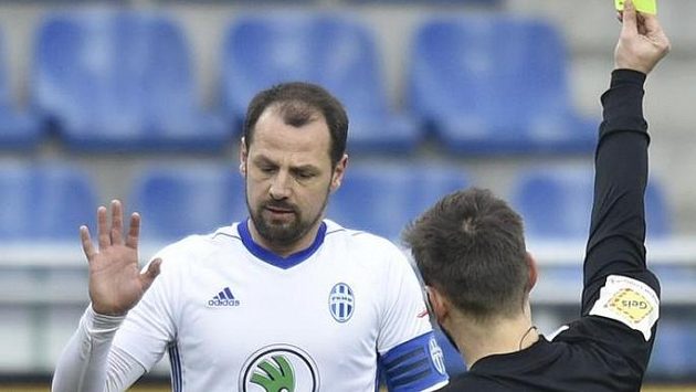 Marek Matějovský z Mladé Boleslavi, kterému ukazuje žlutou kartu rozhodčí Alex Denev. Marek Matějovský z Mladé Boleslavi, kterému ukazuje žlutou kartu rozhodčí Alex Denev.
