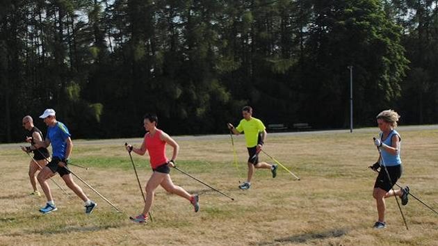 Běžíme. Tentokrát s holemi. Nordic running na vlastní tělo. Běžíme. Tentokrát s holemi. Nordic running na vlastní tělo.