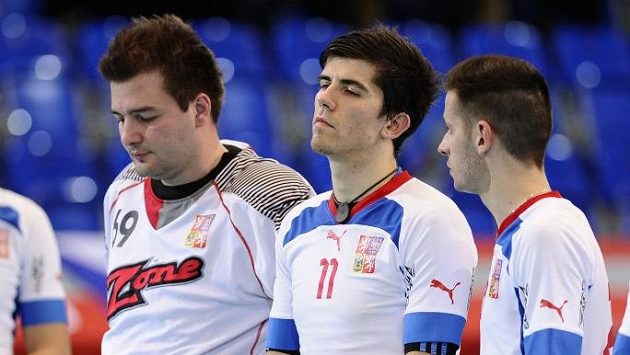 Takto vypadal český smutek před dvěma lety. Letos chtějí (zprava) Martin Tokoš, Tomáš Sladký a Tomáš Kafka končit šampionát radostněji. Takto vypadal český smutek před dvěma lety. Letos chtějí (zprava) Martin Tokoš, Tomáš Sladký a Tomáš Kafka končit šampionát radostněji.