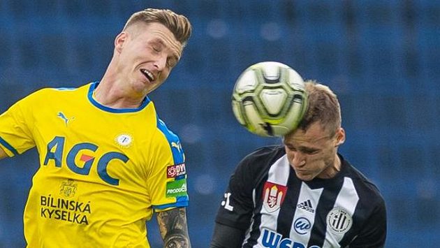 Zleva Petr Mareš z Teplic a Patrik Čavoš z Českých Budějovic. Zleva Petr Mareš z Teplic a Patrik Čavoš z Českých Budějovic.