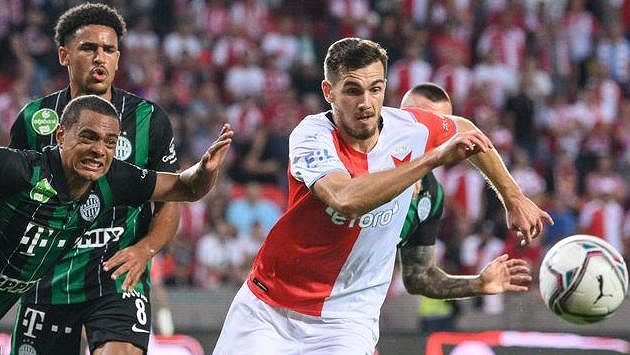 Samy Mmaee z Ferencvárose a Taras Kačaraba ze Slavie Praha. Samy Mmaee z Ferencvárose a Taras Kačaraba ze Slavie Praha.