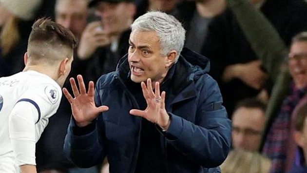 Trenér Tottenhamu Hotspur José Mourinho uděluje pokyny svým svěřencům během 25. kola Premier League proti Manchesteru City Trenér Tottenhamu Hotspur José Mourinho uděluje pokyny svým svěřencům během 25. kola Premier League proti Manchesteru City