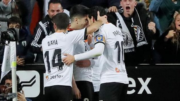 Fotbalisté Valencie se radují z gólu v utkání s Realem Madrid. Fotbalisté Valencie se radují z gólu v utkání s Realem Madrid.