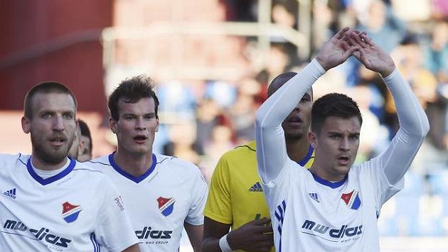 Jakub Pokorný (zcela vpravo) z Baníku při zápase se Zlínem. Na snímku jsou ještě jeho spoluhráči Martin Šindelář a Jakub Šašinka. Jakub Pokorný (zcela vpravo) z Baníku při zápase se Zlínem. Na snímku jsou ještě jeho spoluhráči Martin Šindelář a Jakub Šašinka.