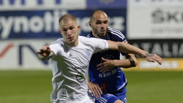Pavel Čmovš z Boleslavi (vlevo) a Michal Vepřek z Olomouce. Pavel Čmovš z Boleslavi (vlevo) a Michal Vepřek z Olomouce.