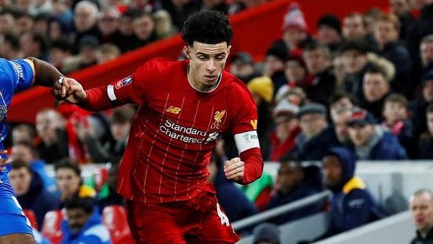Devatenáctiletý fotbalista Liverpoolu Curtis Jones nastoupil k utkání FA Cupu proti Shrewsbury s kapitánskou páskou. Devatenáctiletý fotbalista Liverpoolu Curtis Jones nastoupil k utkání FA Cupu proti Shrewsbury s kapitánskou páskou.
