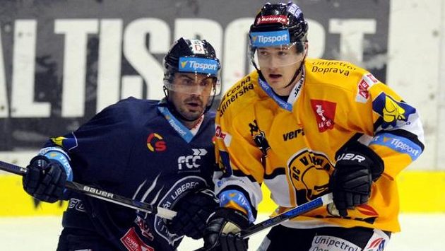 Liberecký útočník Michal Řepík (vlevo) v souboji s litvínovským útočníkem Pavlem Smolkou. Liberecký útočník Michal Řepík (vlevo) v souboji s litvínovským útočníkem Pavlem Smolkou.