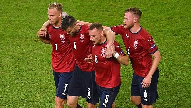 Zraněný český stoper Ondřej Čelůstka odchází ze hřiště během čtvrtfinále EURO za pomoci spoluhráčů. Zraněný český stoper Ondřej Čelůstka odchází ze hřiště během čtvrtfinále EURO za pomoci spoluhráčů.