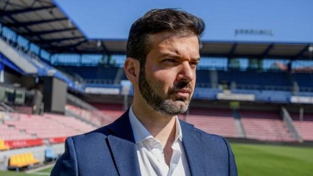 Tady je teď Italovo... Andrea Stramaccioni přebírá fotbalovou Spartu. Tady je teď Italovo... Andrea Stramaccioni přebírá fotbalovou Spartu.