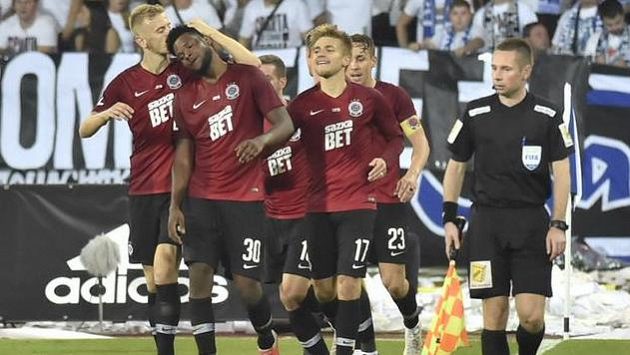 Hráči Sparty se radují z gólu, v popředí uprostřed jeho autor Benjamin Tetteh. Hráči Sparty se radují z gólu, v popředí uprostřed jeho autor Benjamin Tetteh.