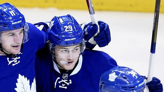 William Nylander (29) oslavuje gól v dresu Toronta. William Nylander (29) oslavuje gól v dresu Toronta.