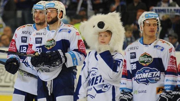 Brněnští hokejisté děkují divákům po konci utkání s Olomoucí. Brněnští hokejisté děkují divákům po konci utkání s Olomoucí.