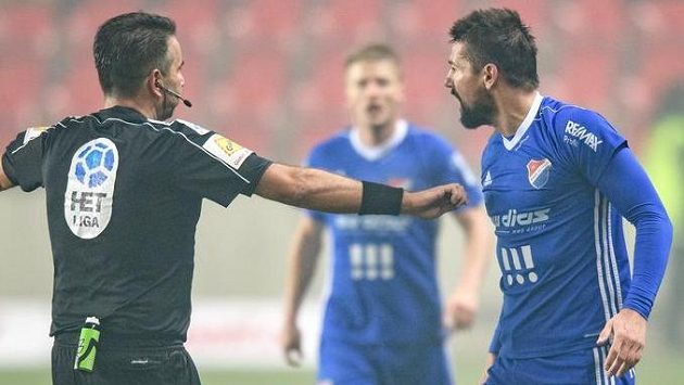 Milan Baroš z Baníku (vpravo) si s rozhodčím Janem Jílkem v Edenu nepadl do oka... Milan Baroš z Baníku (vpravo) si s rozhodčím Janem Jílkem v Edenu nepadl do oka...
