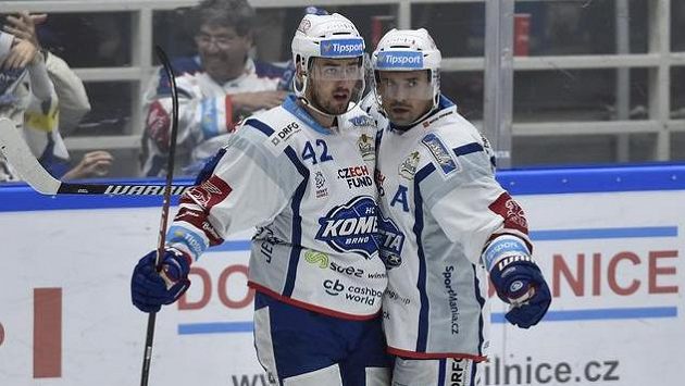 Zleva autor gólu Filip Pyrochta a Tomáš Plekanec z Brna se radují z gólu. Zleva autor gólu Filip Pyrochta a Tomáš Plekanec z Brna se radují z gólu.
