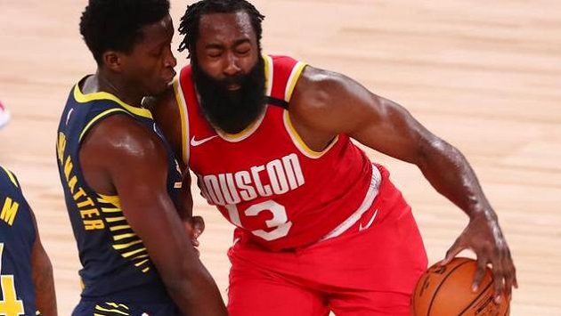 James Harden (v červeném) předvedl skvělý výkon, Houstonu to však na výhru nestačilo James Harden (v červeném) předvedl skvělý výkon, Houstonu to však na výhru nestačilo