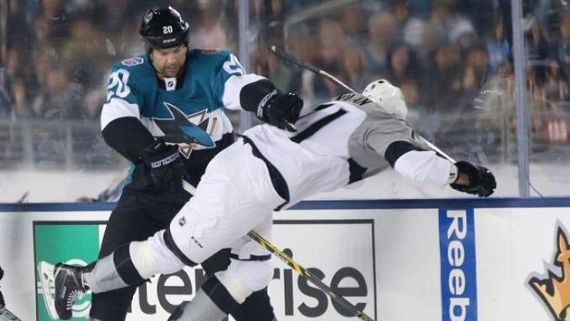 John Scott v dresu San Jose posílá k ledu Jordana Nolana z Los Angeles. John Scott v dresu San Jose posílá k ledu Jordana Nolana z Los Angeles.