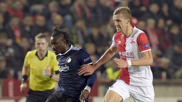 Tomáš Souček (vpravo) ze Slavie a Dame N´Doye z Kodaně. Tomáš Souček (vpravo) ze Slavie a Dame N´Doye z Kodaně.