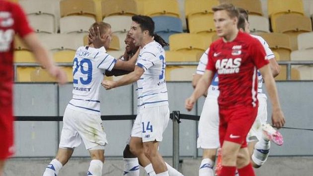 Fotbalisté Dynama Kyjev se radují z úvodní branky utkání proti Alkmaaru Fotbalisté Dynama Kyjev se radují z úvodní branky utkání proti Alkmaaru