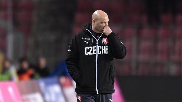Trenér Jakub Dovalil během přípravných duelů v Praze. Trenér Jakub Dovalil během přípravných duelů v Praze.