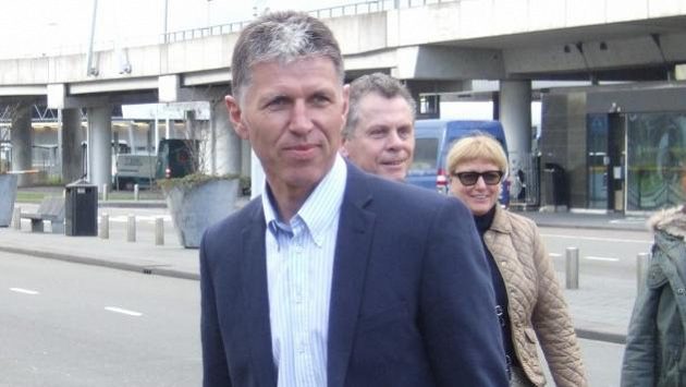 Trenér Jaroslav Šilhavý na letišti v Amsterdamu. Samotný let už proběhl bez komplikací... Trenér Jaroslav Šilhavý na letišti v Amsterdamu. Samotný let už proběhl bez komplikací...
