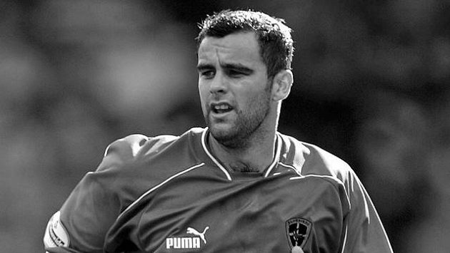 Anglický fotbalista Chris Barker zemřel ve věku 39 let Anglický fotbalista Chris Barker zemřel ve věku 39 let