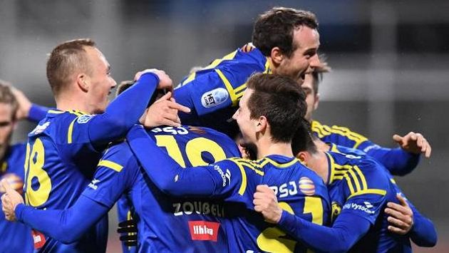 Velkou radost měli fotbalisté Jihlavy z druhého gólu do sítě Dukly. Velkou radost měli fotbalisté Jihlavy z druhého gólu do sítě Dukly.