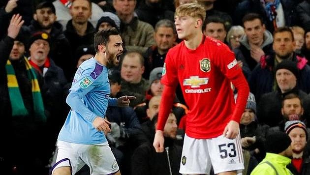 Fotbalista Manchesteru City Bernardo Silva oslavuje gól do sítě Manchesteru United během prvního utkání semifinále EFL Cupu na Old Trafford. Fotbalista Manchesteru City Bernardo Silva oslavuje gól do sítě Manchesteru United během prvního utkání semifinále EFL Cupu na Old Trafford.